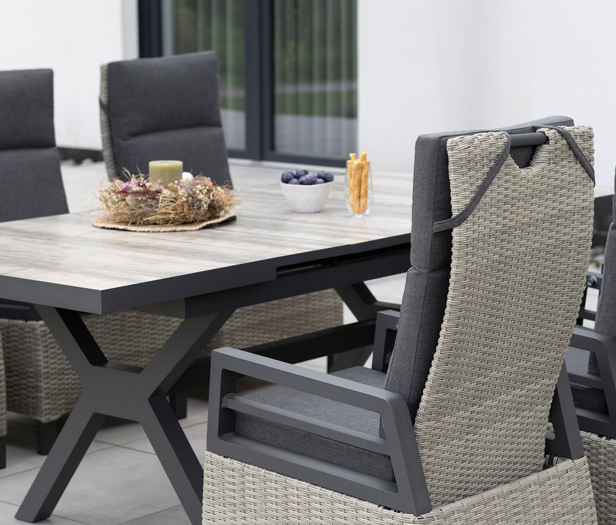 Gartenmöbel mit Tisch, Stühlen und Dekorationen.
