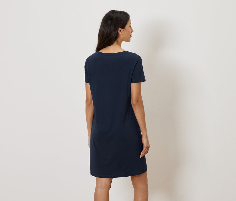 Rückansicht einer Frau mit dunklen Haaren, die ein dunkelblaues T-Shirt-Kleid trägt.