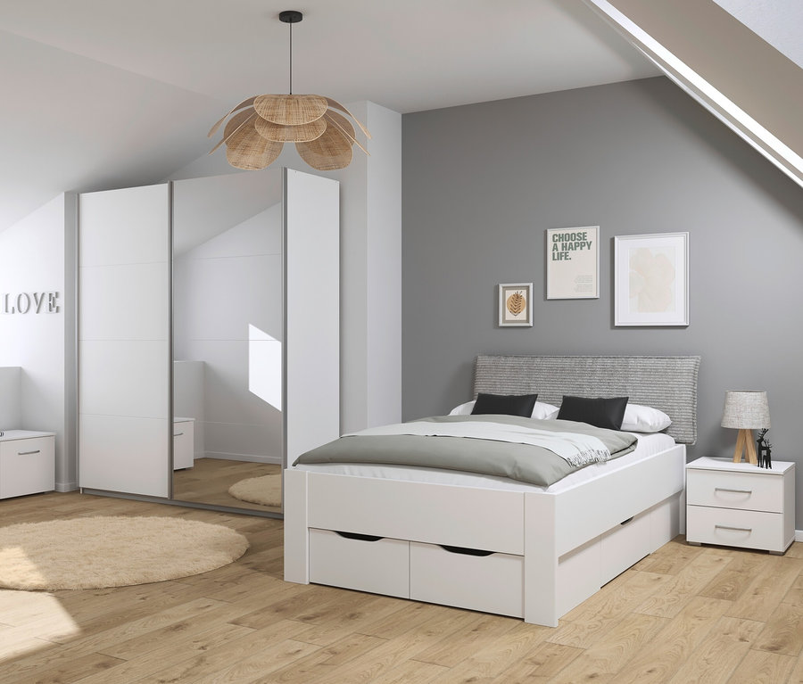 Schlafzimmer mit weißem Bett mit gepolstertem Kopfteil, weißem Nachttisch und weißer Kommode.