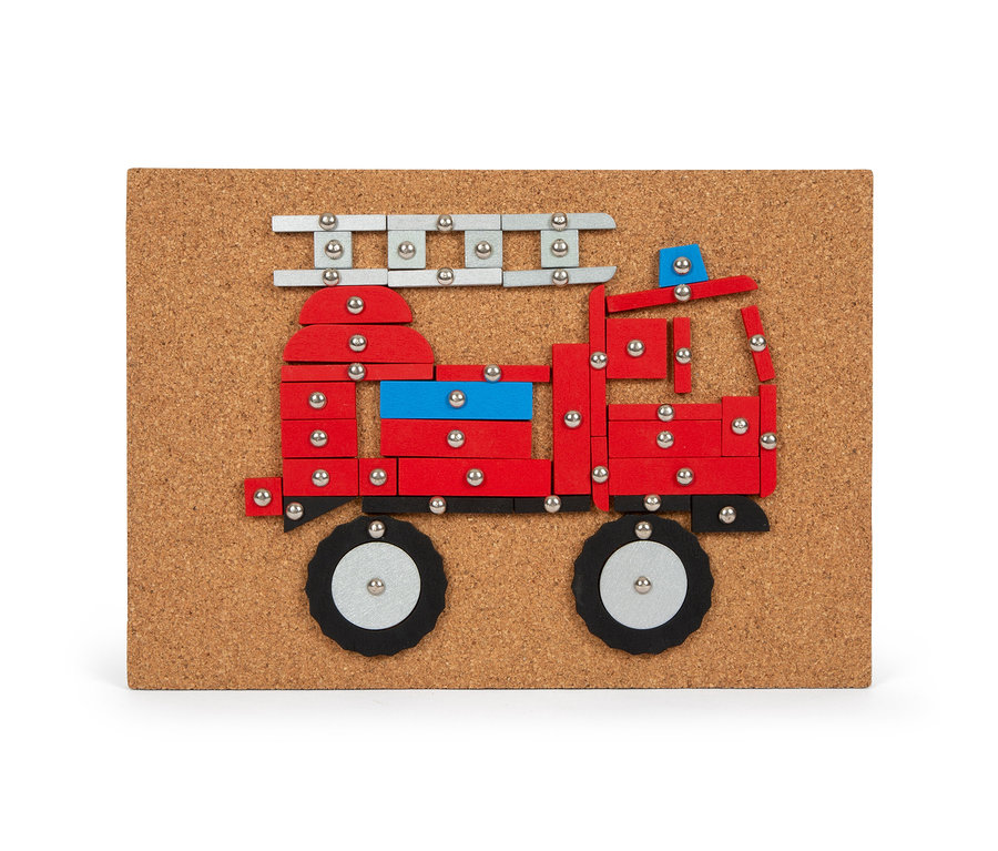 Ein rotes Feuerwehrauto, zusammengesetzt aus Holzstücken, auf einer Korkplatte.