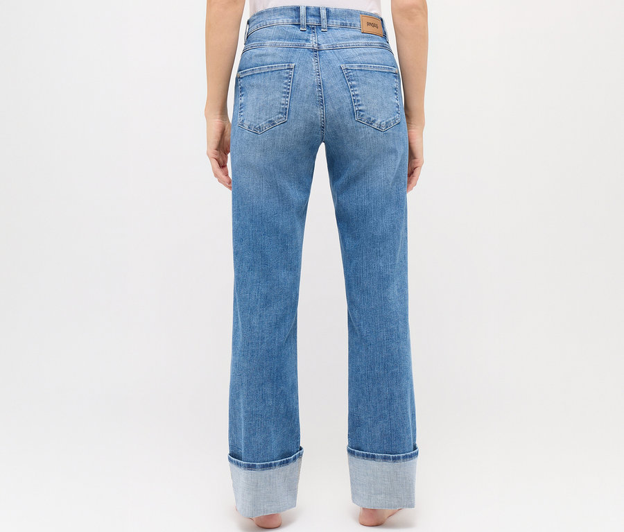 Person von hinten, trägt hellblaue Angels Jeans »Lara« im Straight Fit mit umgeschlagenem Saum.