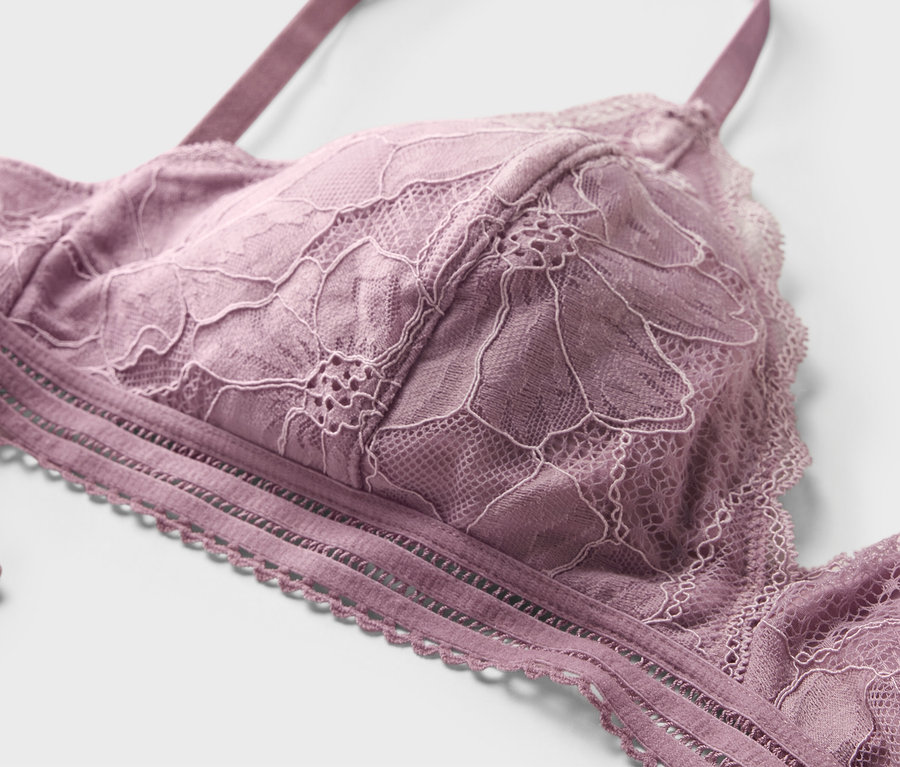 Detailaufnahme eines lila Spitzen-BHs.
