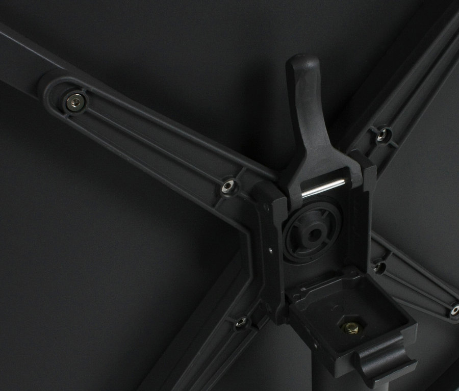 Detailansicht der schwarzen Unterseite eines Tisches mit Griff und Schrauben.