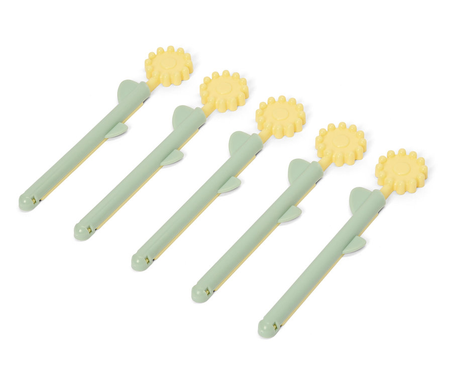 Fünf grüne und gelbe Sonnenblumen-Stiel-Clips liegen diagonal auf einem weißen Hintergrund.