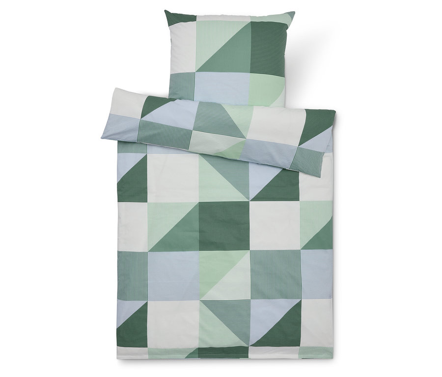 Bettwäsche-Set mit geometrischem Muster in Grün, Blau und Weiß.