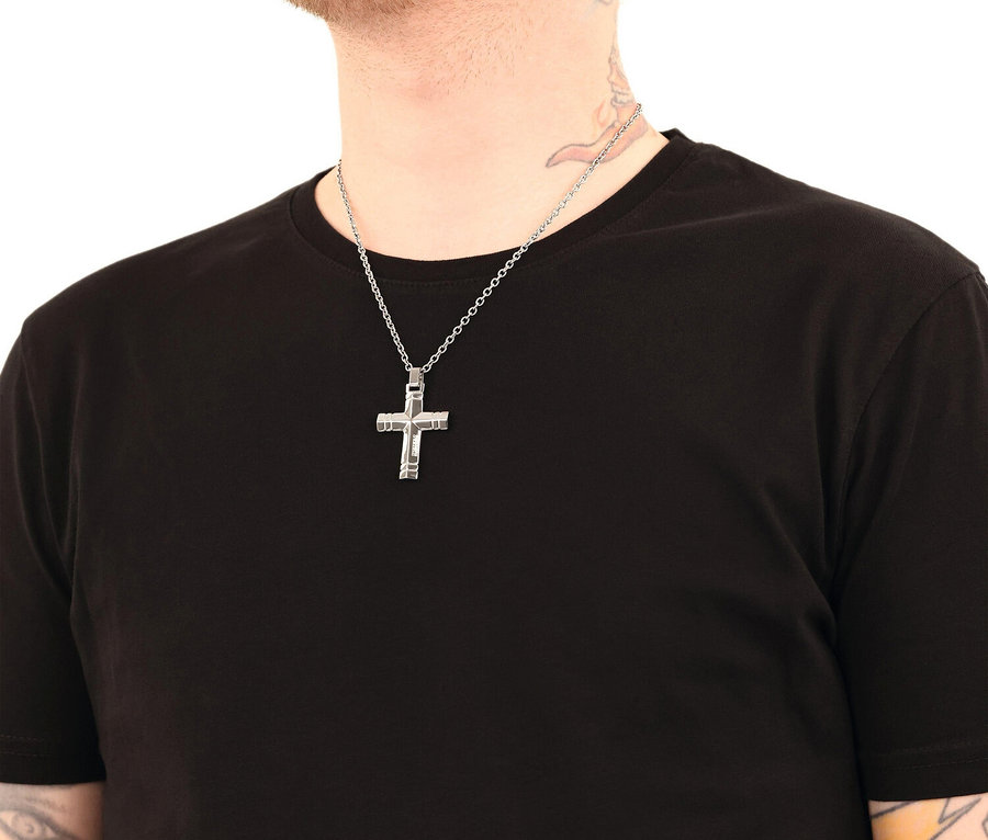 Mann trägt Amor Unisex-Halsschmuck mit Kreuz-Anhänger.