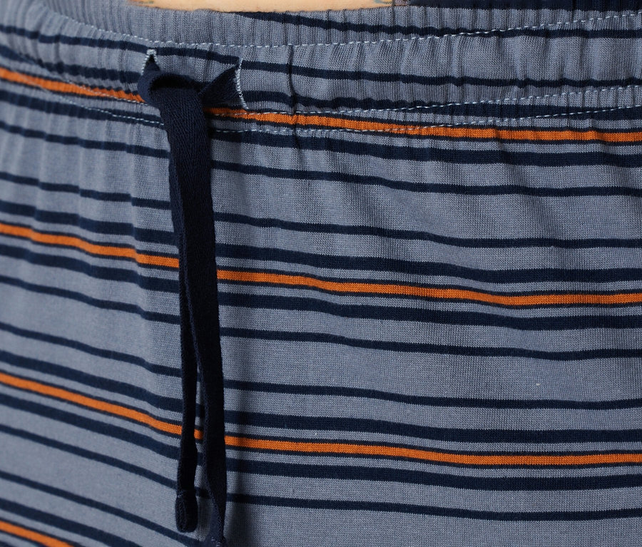 Detailaufnahme einer grauen, gestreiften Hose mit marineblauen und orangefarbenen Streifen und marineblauem Kordelzug.