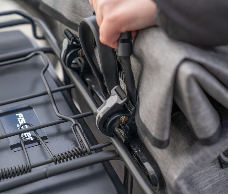 Hand befestigt graue Fischer Gepäckträgertasche PLUS Cita an einem Fahrradgepäckträger.