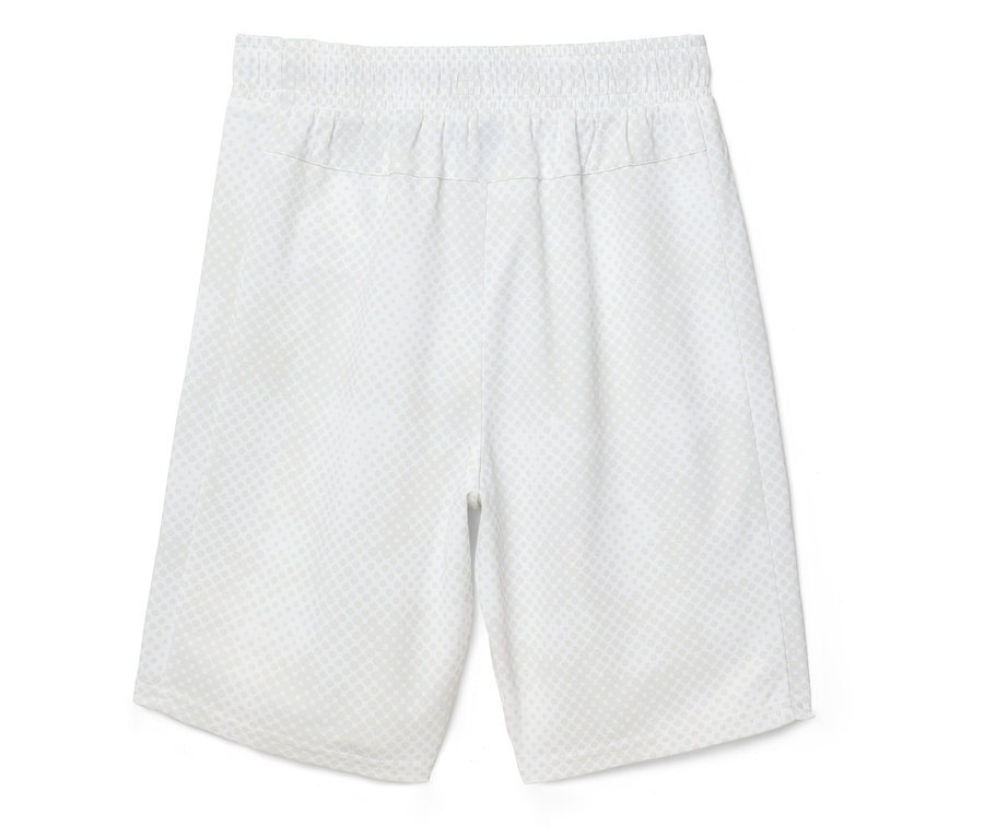 Weiße Shorts mit Gummibund und Punktmuster.