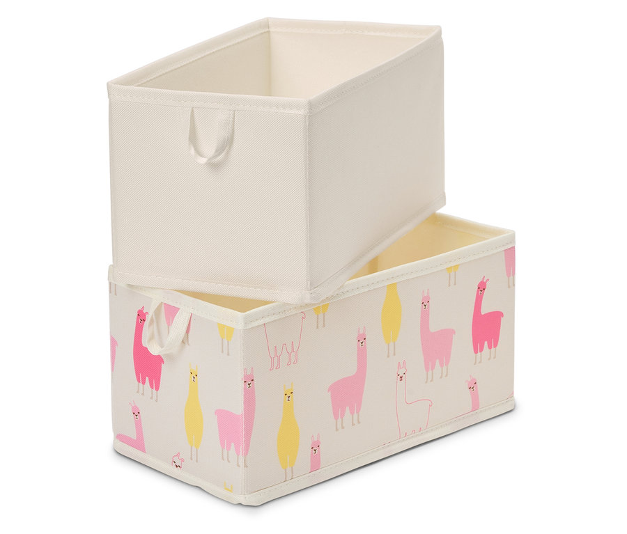 Zwei rechteckige Aufbewahrungsboxen stehen gestapelt übereinander. Die obere Box ist einfarbig beige, die untere Box ist mit rosa und gelben Lamas auf beigem Grund bedruckt.
