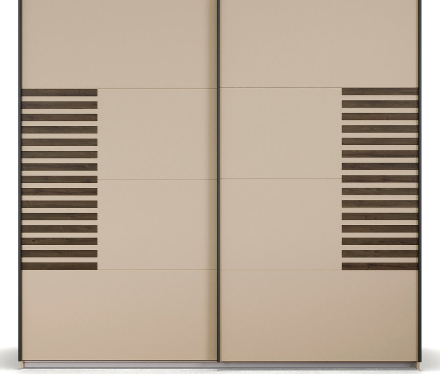 Beiger Schiebetürenschrank mit horizontalen Holzleisten an den Seiten.