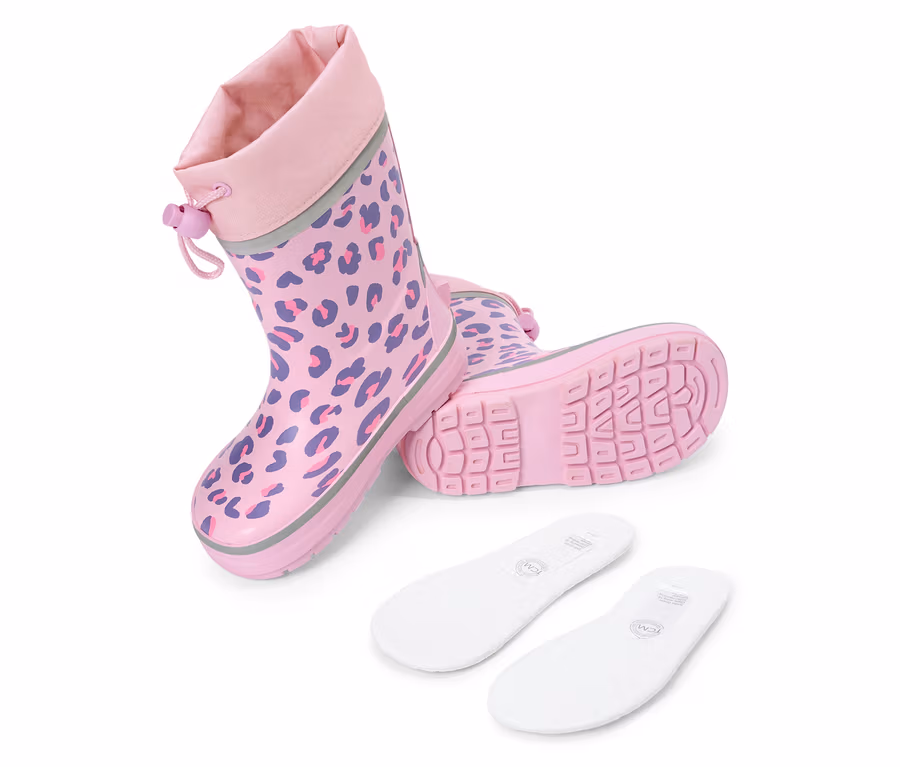 Ein Paar rosa Gummistiefel mit Leopardenmuster und ein Paar weiße Einlegesohlen liegen auf einem weißen Hintergrund.
