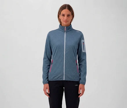 Frau in schwarzer Hose und blauer CMP Damen-Jacke mit Reißverschluss und Taschen.