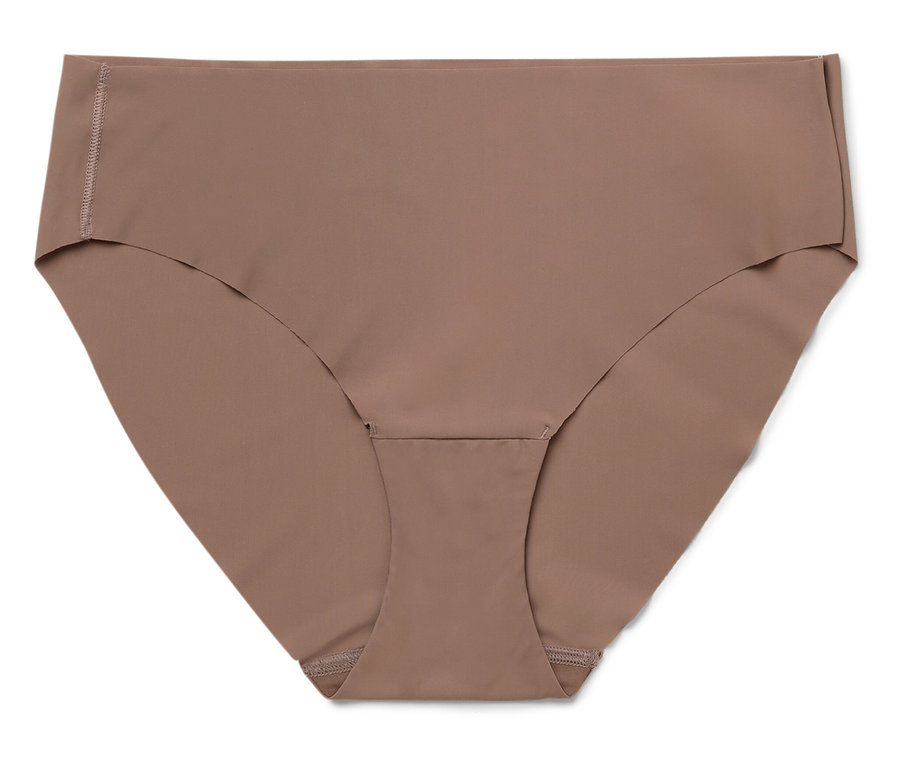 Eine einzelne Unterhose in einem hellen Braunton liegt auf einem weißen Hintergrund.