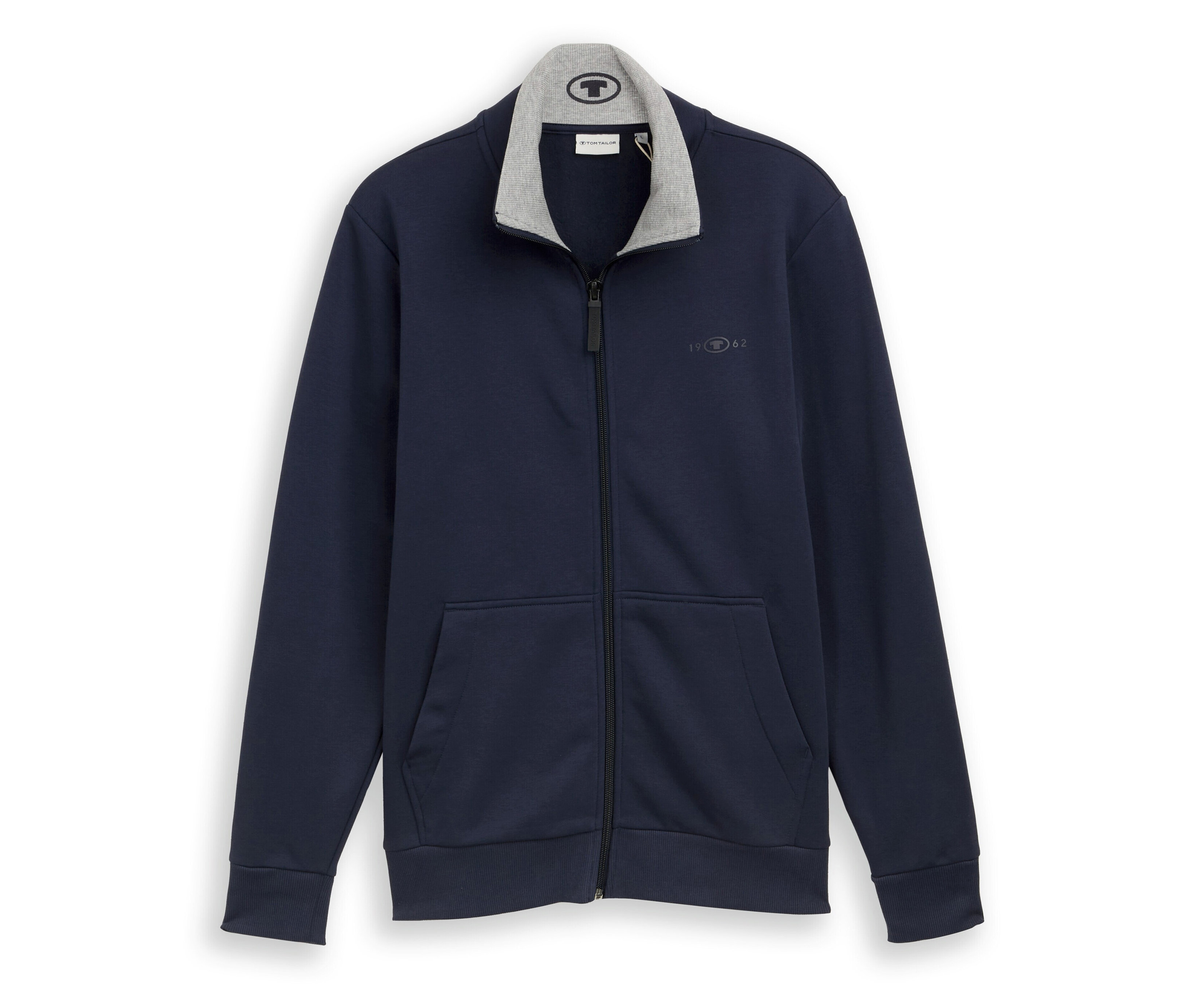 Die marineblaue Tom Tailor Sweatjacke mit Stehkragen, Sky Captain Blue, liegt offen mit Reißverschluss auf weißem Grund.