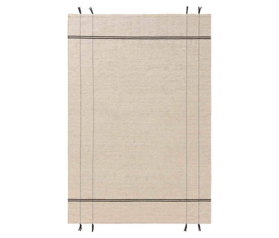 Ein beiger Teppich mit schwarzen Streifen und Quasten an den Ecken.