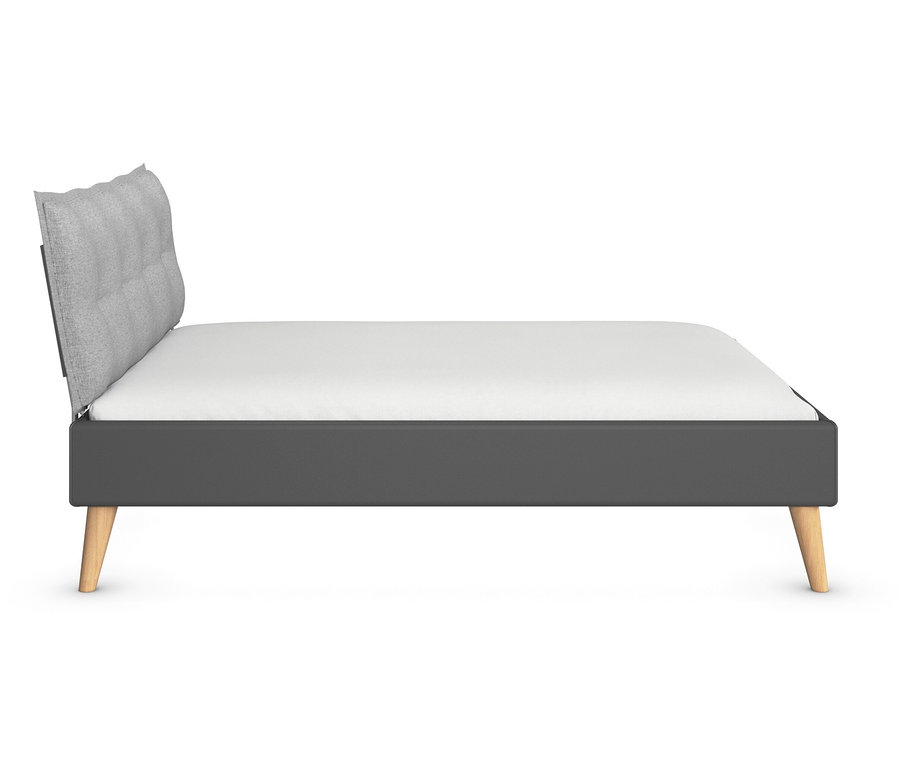 Grau-metallic rauch Bett »Skandi«, 140 x 200 cm, mit hellgrauem Kopfteil und hellen Holzfüßen.