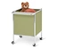 Ein Teddybär und ein Basketball in einem olivgrünen Rollcontainer.