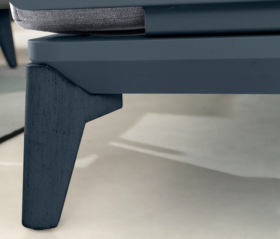 Detailansicht einer anthrazitfarbenen Leco Lounge-Ecke inkl. Tisch »Moss«.
