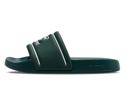 Eine einzelne, grüne hummel® Pool Slide JR Badelatsche liegt seitlich. Sie hat weiße Akzente.