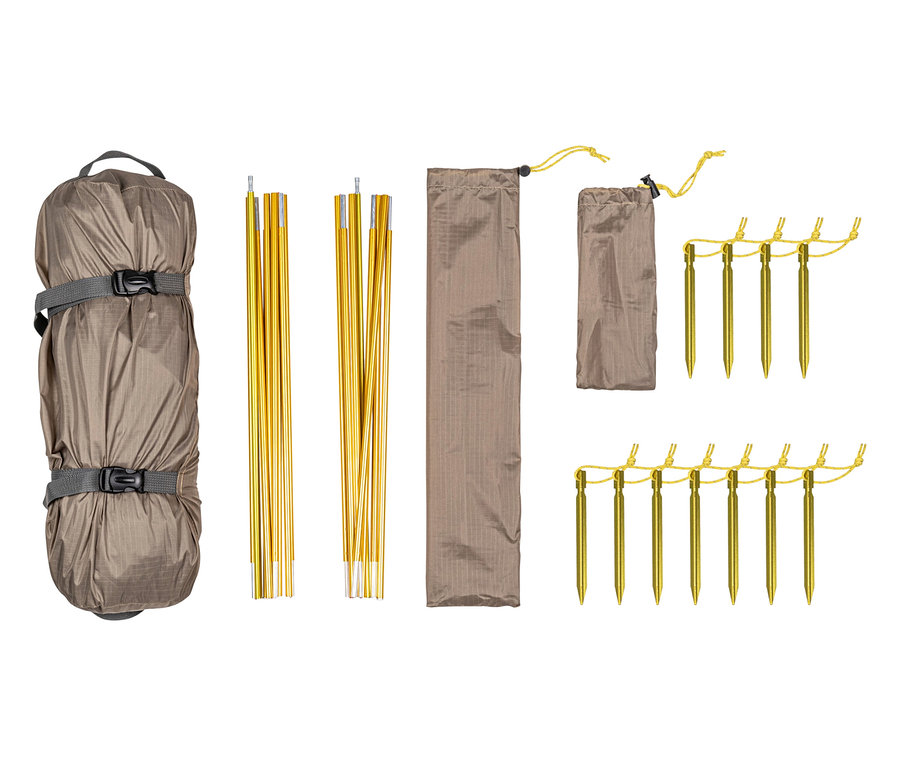Tambu 1-Personen-Trekkingzelt »ANDITO«-Zubehör: Packsack, Zeltstangen, Hering-Sack und Heringe liegen auf weißem Grund.