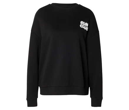 Schwarzes Sweatshirt mit langen Ärmeln und Rundhalsausschnitt. Auf der oberen rechten Brust steht "RUN CLUB" in weißen, stilisierten Buchstaben.