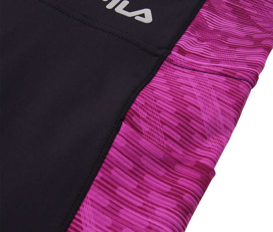 Detailansicht einer schwarzen Fila-Sportleggings mit pinkfarbenem Muster.