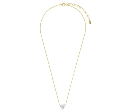 Nahaufnahme einer goldenen Halskette mit einem herzförmigen Anhänger, Amor Halsschmuck mit Herz-Motiv.