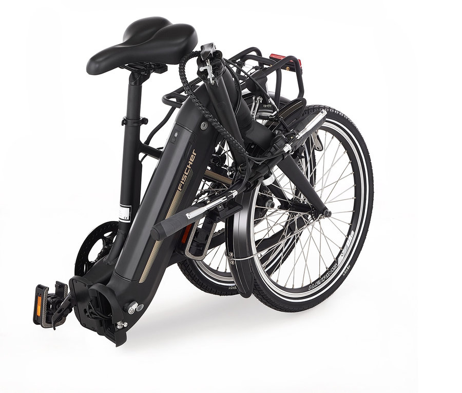 Zusammengeklapptes schwarzes Fischer Cita Agilo 2.0 Faltrad auf einem weißen Hintergrund.