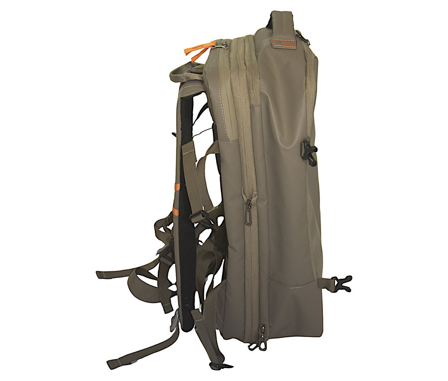 Nahaufnahme des Tambu Outdoor-Rucksacks »JATRI 30« in Khaki mit orangefarbenen Akzenten und mehreren Reißverschlüssen.