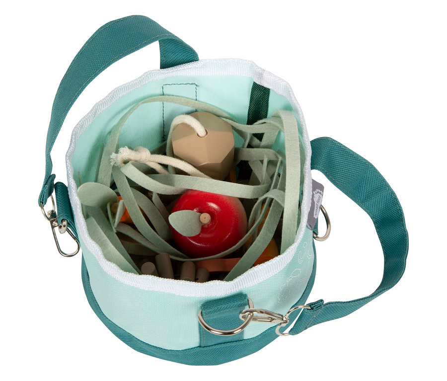 Nahaufnahme einer Tasche mit dem small foot Pferdefutter-Set, bestehend aus Apfel, Heu und Futter.