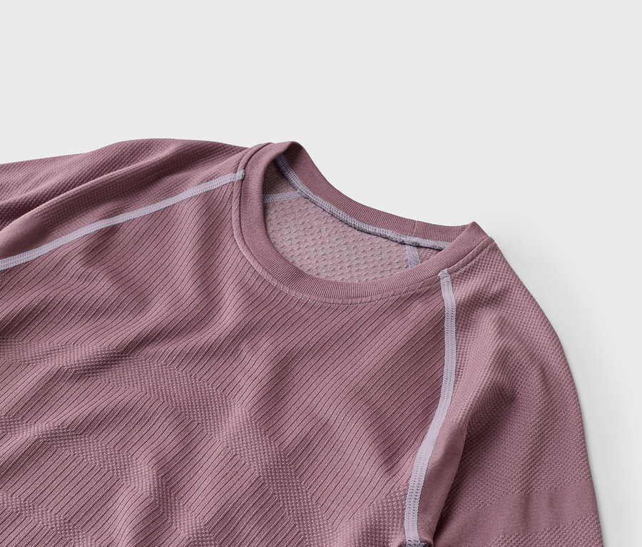 Mauves Langarm-Sportshirt mit gerippten und geometrischen Texturen, hellgrauen Nähten an Raglanärmeln und Kragen.