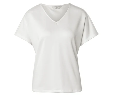 Ein weißes T-Shirt mit V-Ausschnitt liegt auf einem weißen Hintergrund.