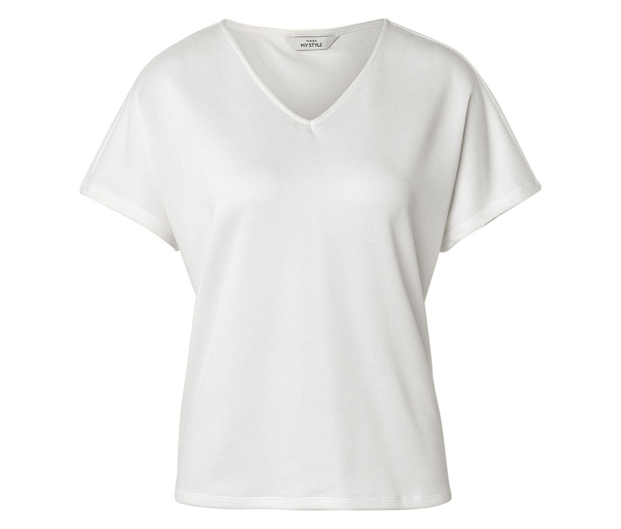 Ein weißes T-Shirt mit V-Ausschnitt liegt auf einem weißen Hintergrund.