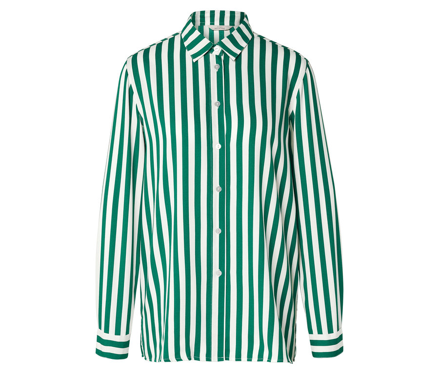 Ein langärmliges Hemd mit vertikalen grünen und weißen Streifen ist auf einem weißen Hintergrund zu sehen.