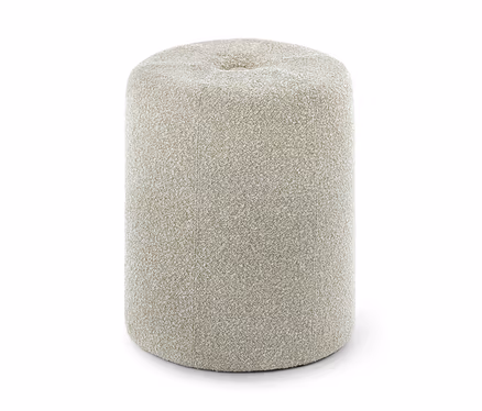 Zylindrischer Hocker, bezogen mit einem hellbeigen, strukturierten Bouclé-Stoff, mit einer leichten Vertiefung an der Oberseite.