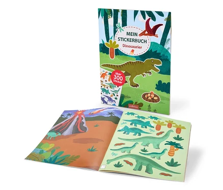 Ein aufrecht stehendes Dinosaurier-Stickerbuch. Das Cover zeigt einen T-Rex, Pterodaktylus und Palmen, mit der Aufschrift „MEIN STICKERBUCH Dinosaurier“ und „über 300 Sticker“. Die offene linke Seite zeigt eine Vulkanlandschaft mit Meteor, die rechte Seite verschiedene grüne Dinosaurier-Sticker.