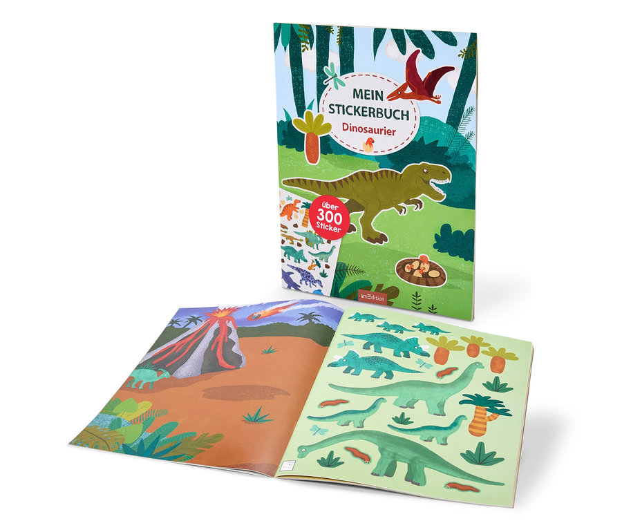Ein aufrecht stehendes Dinosaurier-Stickerbuch. Das Cover zeigt einen T-Rex, Pterodaktylus und Palmen, mit der Aufschrift „MEIN STICKERBUCH Dinosaurier“ und „über 300 Sticker“. Die offene linke Seite zeigt eine Vulkanlandschaft mit Meteor, die rechte Seite verschiedene grüne Dinosaurier-Sticker.