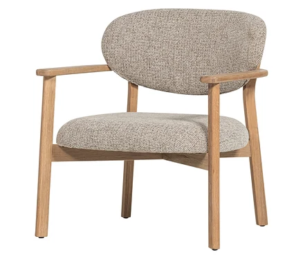 Ein Sessel mit hellem Holzgestell und strukturiertem, hellbeigem Stoff auf der runden Sitzfläche und Rückenlehne, mit Holzarmlehnen.