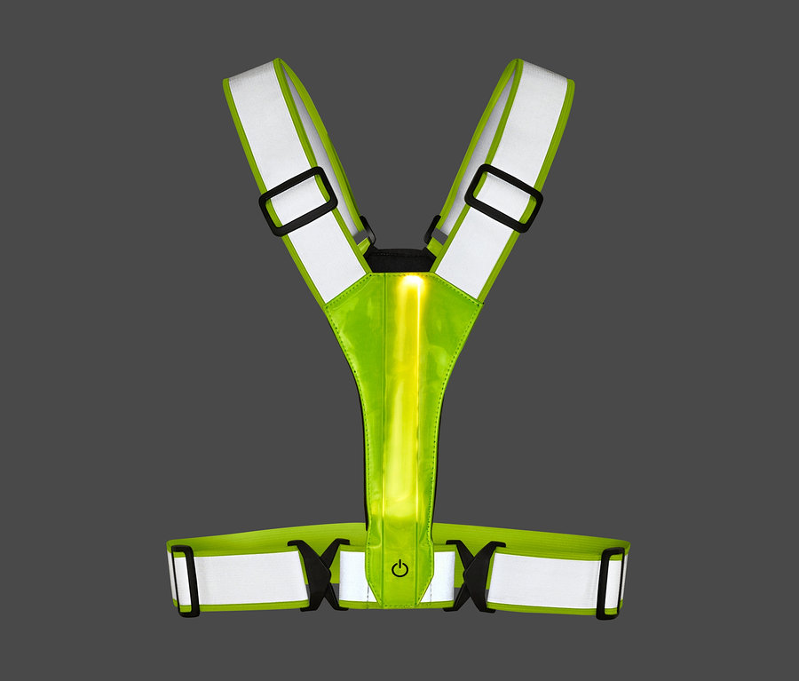 Neongrüne reflektierende Weste mit weißen Reflexstreifen und einem beleuchteten Mittelstreifen, auf dunklem Hintergrund.
