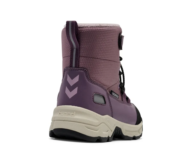 Pflaumefarbener hummel® Schneestiefel Snow Boot Tex, Rückansicht, mit beiger Sohle, schwarzen Schnürsenkeln, Reflexstreifen und 'WATERPROOF'-Label.