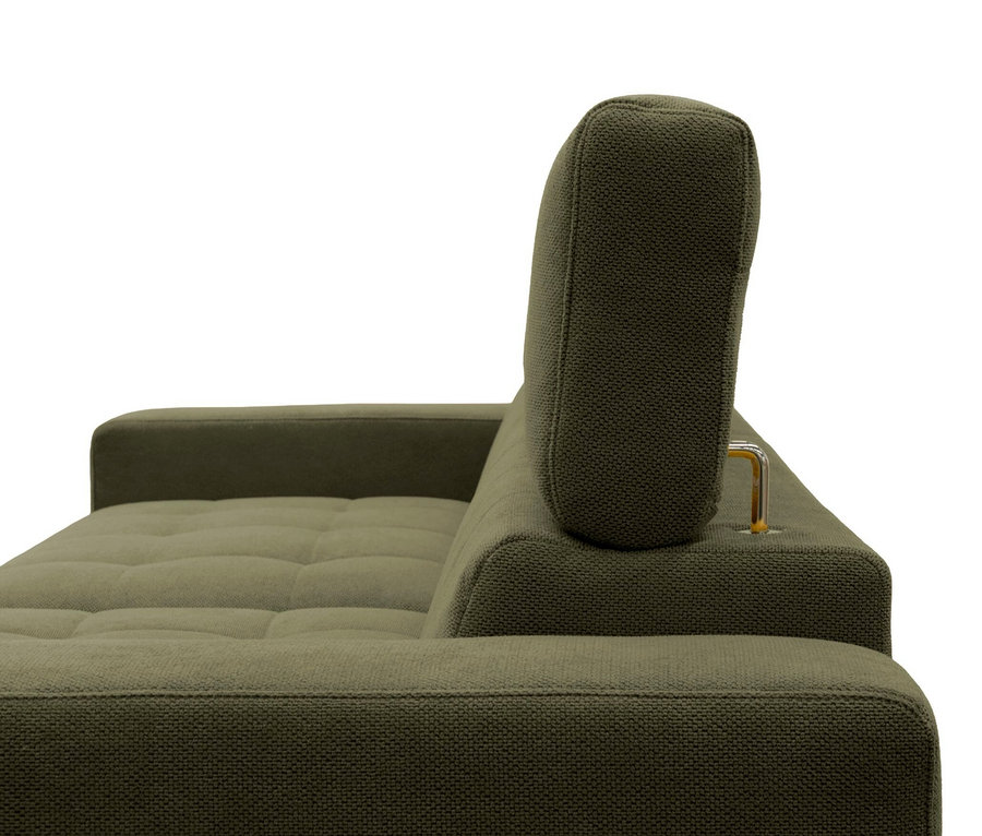 Nahaufnahme einer olivgrünen Couch von der Seite vor weißem Hintergrund. Die Couch hat eine getuftete Sitzfläche, eine flache Armlehne links und eine verstellbare Kopfstütze, die aus der Rückenlehne ragt. Ein goldfarbener Metallstützmechanismus ist an der Basis der Kopfstütze sichtbar.