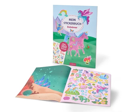 Ein geöffnetes Einhorn-Stickerbuch liegt auf einer weißen Oberfläche. Das Cover zeigt rosa Einhörner, eine blaue Fee und einen Regenbogen. Die linke Innenseite zeigt eine Unterwasserwelt, die rechte Seite eine Vielzahl bunter Einhorn-Sticker.