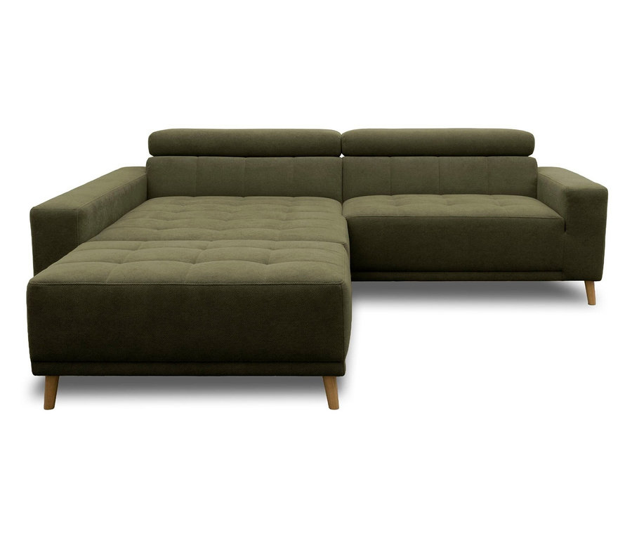 Grünes L-förmiges Ecksofa mit Stoffbezug, gesteppten Sitzflächen und hellen Holzfüßen vor weißem Hintergrund.