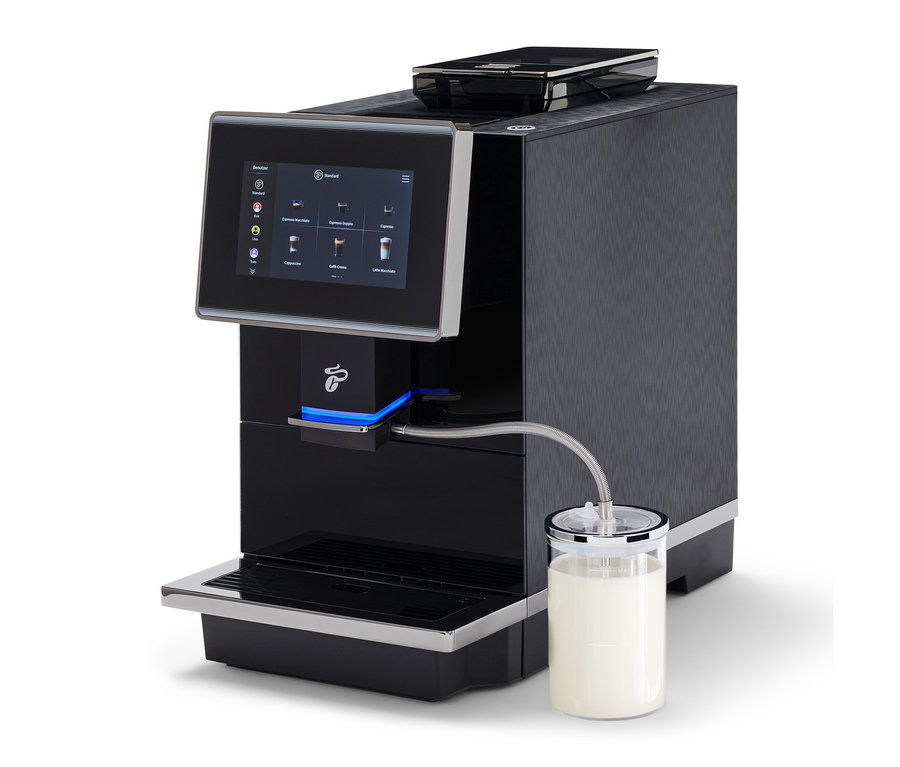 Der Profi-Kaffeevollautomat »Vario Pro« in Schwarz mit Milchbehälter steht auf einem weißen Hintergrund.