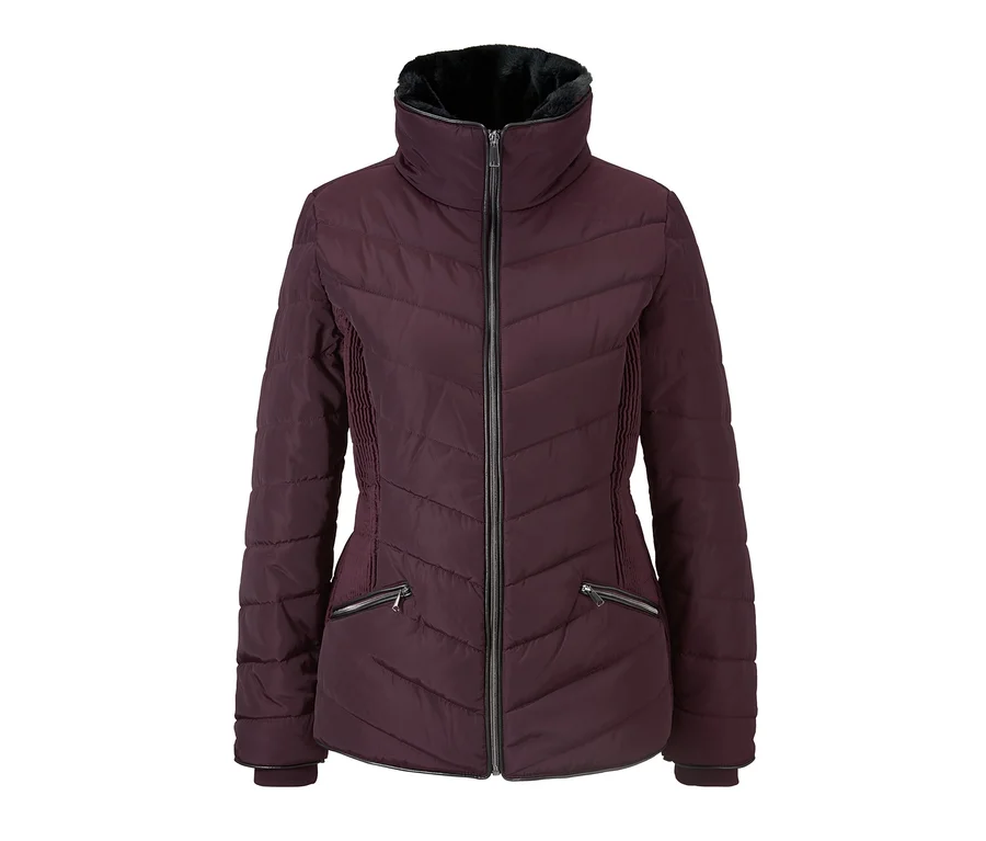 Eine weinrote Steppjacke mit Reißverschluss und hohem Kragen.