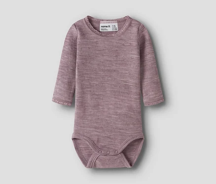 Langärmeliger Baby-Body in mattem Lila mit dezentem Strickmuster, zarter Borte an Ausschnitt und Ärmelbündchen sowie Druckknöpfen im Schritt.