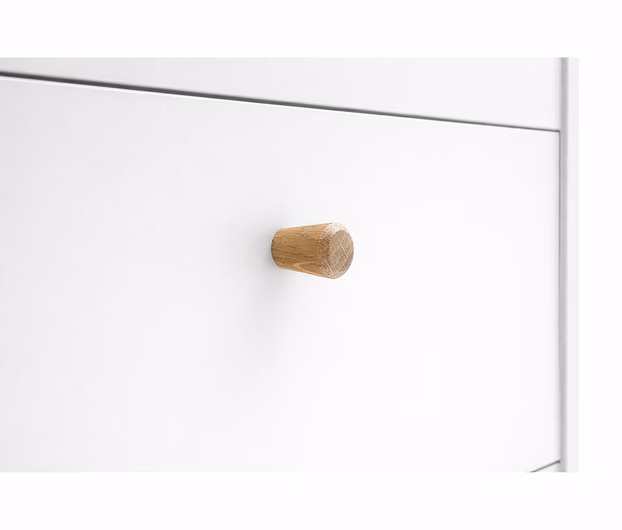 Nahaufnahme einer weißen Schublade mit einem hellbraunen, zylindrischen Holzknauf mit sichtbarer Holzmaserung.