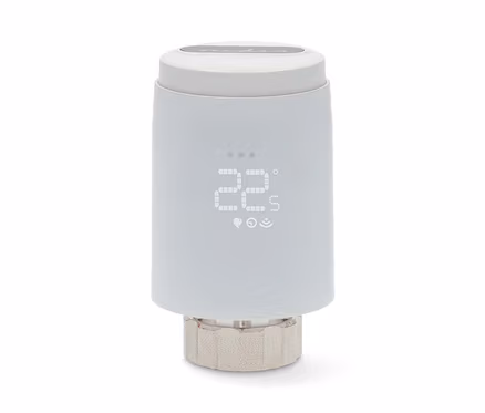 Weißes smartes Heizkörperthermostat mit Digitalanzeige, die 22,5 Grad Celsius und verschiedene Symbole anzeigt, auf einem strukturierten Sockel.