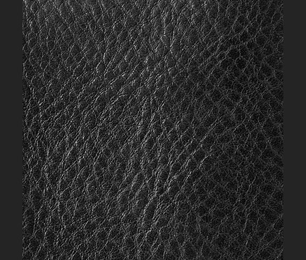 Detailaufnahme der Textur eines schwarzen Leder-Kartenetuis.